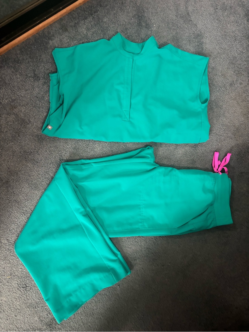Figs Set-Wide Leg - Picture 2 of 4